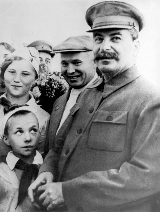 Józef Stalin i (za nim) Nikita Chruszczow
