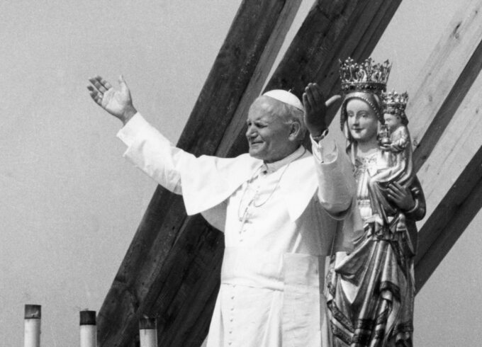 I pielgrzymka papieża Jana Pawła II do ojczyzny. Ojciec Święty stoi na ołtarzu polowym zbudowanym z surowego drzewa modrzewiowego z ostrym dachem – w stylu góralskim.