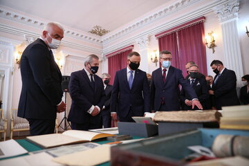 Od lewej: minister kultury Turcji Mehmet Nuri Ersoy, wicepremier, minister kultury i&nbsp;dziedzictwa narodowego prof. Piotr Gliński, prezydent RP Andrzej Duda, dyrektor Muzeum Historii Polski Robert Kostro podczas prezentacji archiwum