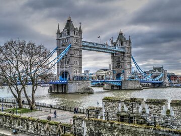 Tower Bridge widziany z&nbsp;twierdzy Tower