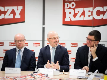 Jacek Ławrecki dyrektor ds. komunikacji Fortum Power and Heat Polska sp. z o.o., Wiceminister Energii Michał Kurtyka oraz Marcin Roszkowski Prezes Instytutu Jagiellońskiego O przyszłości elektromobilności w Polsce w redakcji „Do Rzeczy” dyskutowali (od prawej): prof. Mirosław Siergiejczyk oraz prof. Włodzimierz Choromański z Politechniki Warszawskiej, prezes Instytutu Jagiellońskiego Marcin Roszkowski, wiceminister energii Michał Kurtyka, dyrektor ds. komunikacji Fortum Power and Heat Polska sp. z o.o. Jacek Ławrecki oraz główny specjalista ds. infrastruktury e-mobility w firmie Enspirion z Grupy Energa Andrzej Szady, a także Piotr Gabryel i Jacek Przybylski z tygodnika „Do Rzeczy”