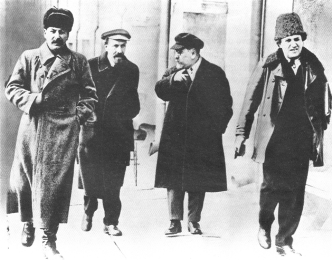 J. Stalin, A. Rykow, L. Kamieniew, G. Zinowiew. Zdjęcie z 1925 roku