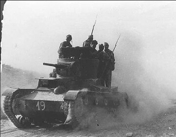 Żołnierze XI Brygady Międzynarodowej na&nbsp;sowieckim czołgu T-26, 1937&nbsp;r.