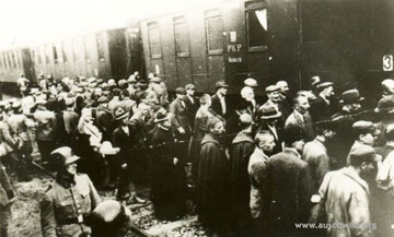 Więźniowie z&nbsp;pierwszego transportu Polak&oacute;w do&nbsp;KL Auschwitz na&nbsp;dworcu kolejowym w&nbsp;Tarnowie