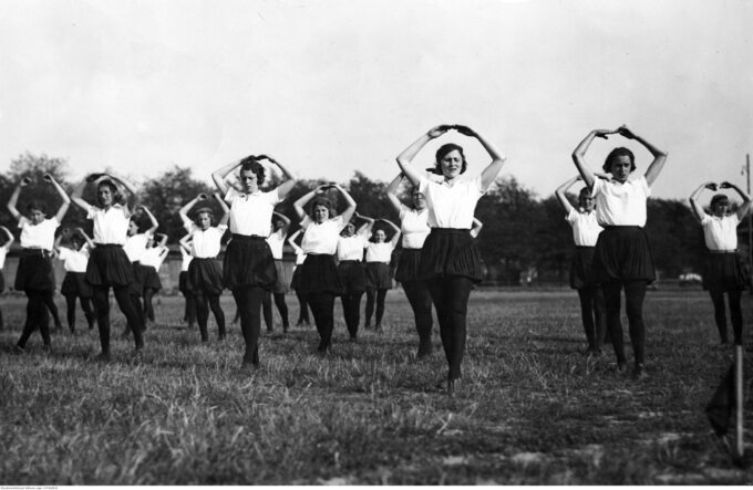 Pokaz gimnastyki wykonany przez drużynę żeńską Towarzystwa Gimnastycznego "Sokół" z okręgu poznańskiego, 28 czerwca 1936 r.