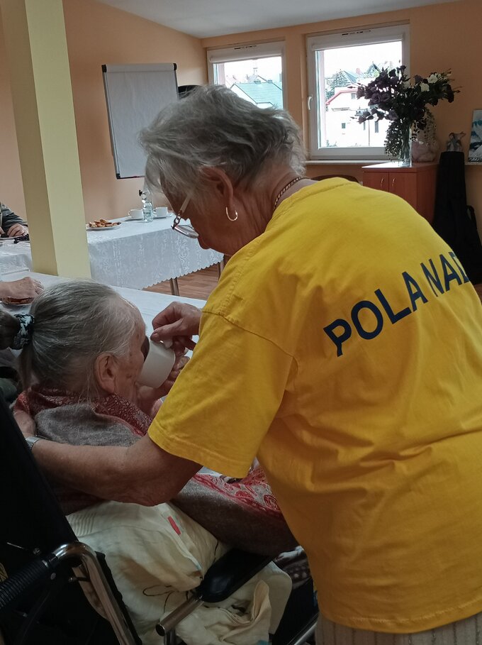 Wolontariusze wspierają podopiecznych oferując im&nbsp;pomoc, rozmowę i&nbsp;wsparcie w&nbsp;realizacji potrzeb