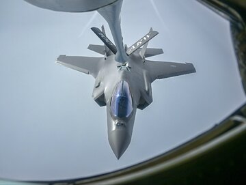Myśliwiec F-35 podczas tankowania w&nbsp;powietrzu