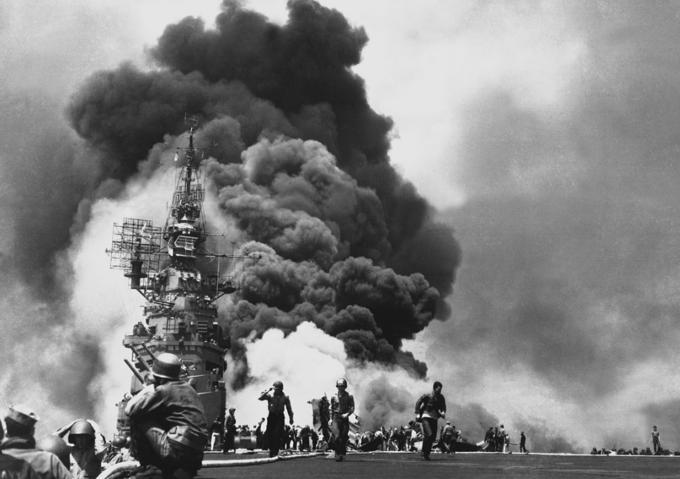 Skutki ataku kamikaze – USS Bunker Hill płonie