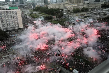 Uczestnicy Marszu Powstania Warszawskiego 2021 w godzinę "W" na rondzie Dmowskiego w Warszawie 