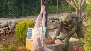 Miniatura: Żołnierz Izraela młotem rozbił figurę...