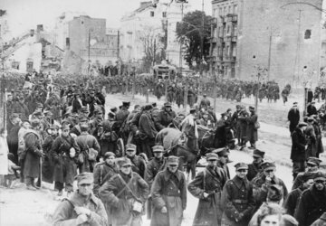 Wymarsz polskich żołnierzy z&nbsp;Warszawy do&nbsp;niewoli, 30 września 1939
