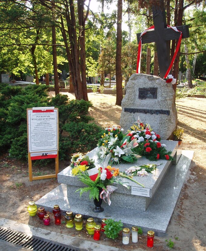 Grób Ryszarda Kuklińskiego na Cmentarzu Wojskowym na Powązkach.