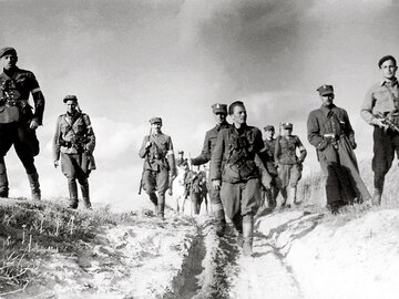 5 Wileńska Brygada Armii Krajowej w&nbsp;marszu. Pierwszy od&nbsp;lewej Zygmunt Szendzielarz "Łupaszka"