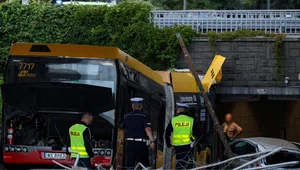 Miniatura: Autobus wjechał do przejścia podziemnego w...