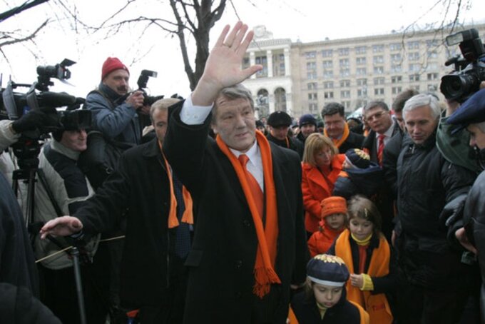 Wiktor Juszczenko w czasie protestów pomarańczowej rewolucji na Ukrainie