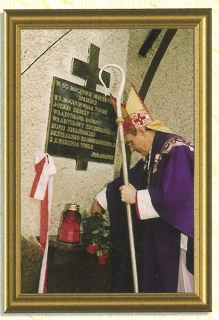 Poświęcenie tablicy ku&nbsp;pamięci ks. Boguchwała Tuory. Zdjęcie z&nbsp;książki: Sz. Szumera, "Jubileusz parafii Poczesna 1606&ndash;2006. 400 lat istnienia", Poczesna 2006