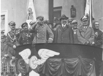Zjazd Legionist&oacute;w w&nbsp;Radomiu. Od&nbsp;lewej na&nbsp;pierwszym planie: Marszałek J&oacute;zef Piłsudski, premier Walery Sławek (w kapeluszu) oraz&nbsp;inspektor armii gen. Edward Rydz-Śmigły. 1930&nbsp;r.