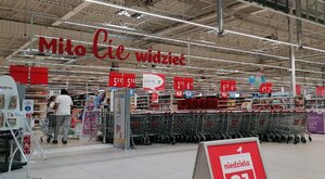 Miniatura: Węgrzy przejmują osiem centrów handlowych...