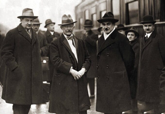 Tadeusz Hołówko (pierwszy z lewej) w Warszawie, 1929 r.