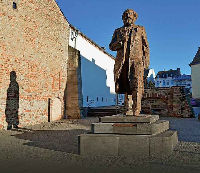 Zapomniano obalić m.in. pomnik Marksa, który w 2018 r. odsłonięto w niemieckim Trewirze