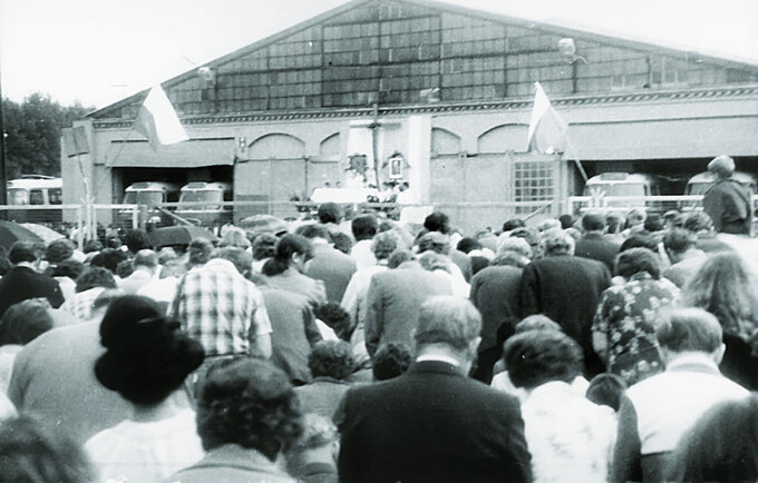 Msza św. na terenie zajezdni autobusowej nr 7 przy ul. Grabiszyńskiej podczas strajki solidarnościowego z robotnikami z Wybrzeża, 1980 r.