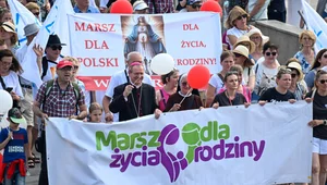 Miniatura: "Polska wymiera". Ulicami polskich miast...