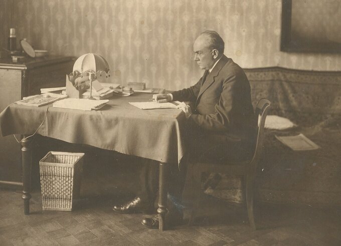 Żeromski podczas pracy na Zamku Królewskim (1925)