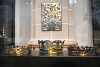 Korony Aleksandra Jagiellończyka, Elżbiety Habsburg i Barbary Radziwiłłówny znalezione w podziemiach katedry w Wilnie
