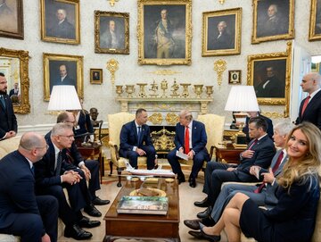 Spotkanie prezydenta RP Karola Nawrockiego z&nbsp;prezydentem USA Donaldem Trumpem w&nbsp;Białym Domu. Po&nbsp;lewej w&nbsp;środku siedzi szef BBN Sławomir Cenckiewicz