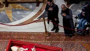 Miniatura: Watykan podał, ile osób oddało hołd...