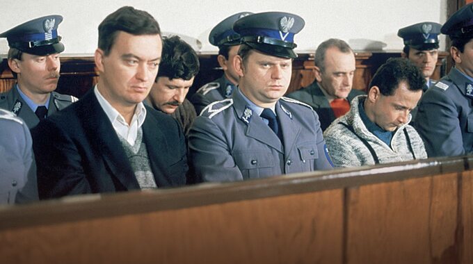 Czterej oskarżeni o zabójstwo ks. Jerzego Popiełuszki przed sądem w Toruniu w 1985 r. Od lewej: Grzegorz Piotrowski, Waldemar Chmielewski (II rz.), Leszek Pękala (I rz.), Adam Pietruszka (II rz.)