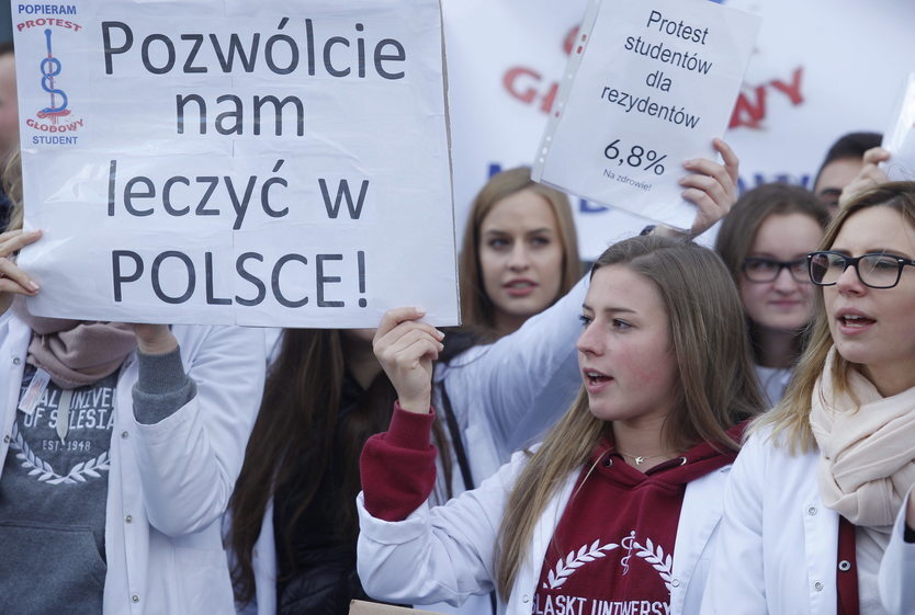 W październiku odbył się protest głodowy rezydentów  w warszawskim Dziecięcym Szpitalu Klinicznym, a następnie w kilku innych placówkach w Polsce.  W całej kraju odbyło się kilkadziesiąt manifestacji solidarności z protestującymi lekarzami. 