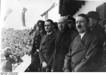 Rudolf Hess (w środku) i&nbsp;Adolf Hitler podczas otwarcia zimowej olimpiady w&nbsp;1936&nbsp;r.