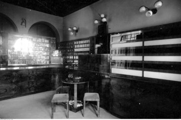 Wnętrze apteki w&nbsp;Krakowie, według projektu architekta Edmunda Nowaka, rok 1936