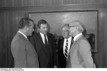 Czesław Kiszczak podczas spotkania z&nbsp;Erchiem Honeckerem