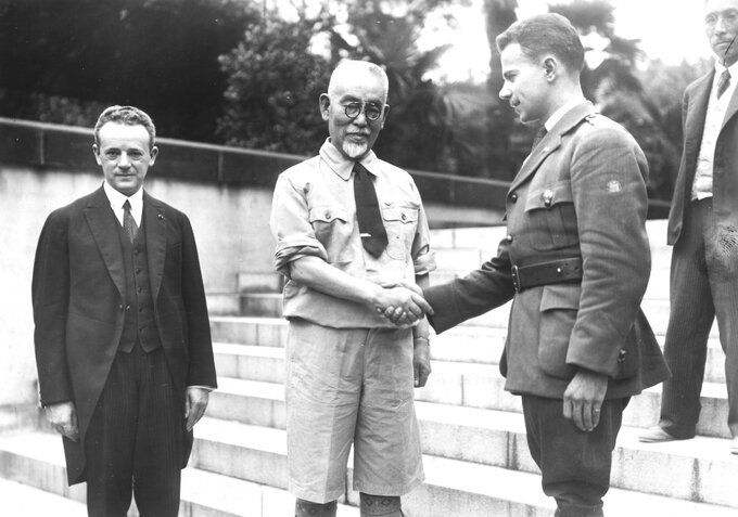 Ekspedycja Jerzego Jelińskiego dookoła świata -&nbsp;pobyt w&nbsp;Tokio. Harcerz Jerzy Jeliński wita się z&nbsp;prezydentem skaut&oacute;w japońskich baronem Shimpei Goto