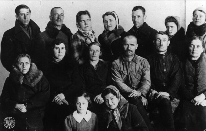 Grupa Polaków deportowanych do Bieriezowki w Kazachstanie. Według oryginalnego opisu: "1940/41".