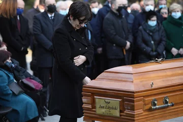 Żona zmarłego Elżbieta Bogucka podczas uroczystości pogrzebowych Jana Lityńskiego 