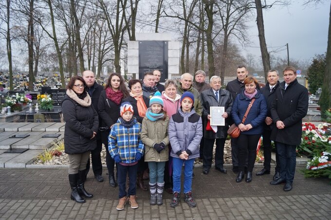 Odkrywcy szczątków Teofila Jurka (Maciej Milak - pierwszy od prawej i Robert Kielek, drugi od prawej), rodzina Teofila Jurka i Adam Sikorski