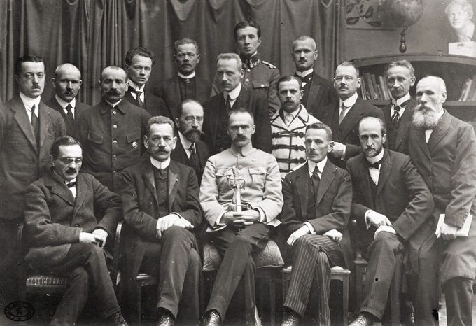 Rząd Jędrzeja Moraczewskiego (drugi na dole od prawej; czwarty - Józef Piłsudski)