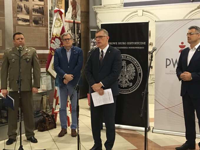 Sławomir Cenckiewicz, Piotr Woyciechowski, konferencja prasowa w Dowództwie Garnizonu Warszawa