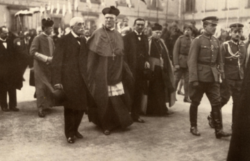 27 października 1917. Rada Regencyjna udaje się na&nbsp;Zamek Kr&oacute;lewski po&nbsp;złożeniu przysięgi w&nbsp;katedrze. Od&nbsp;lewej:  J&oacute;zef Ostrowski, Aleksander Kakowski, Zdzisław Lubomirski oraz&nbsp; ks. prałat Zygmunt Chełmicki (sekretarz Rady)