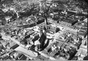 Kraków Pierwszą piątkę największych miast II RP zamyka Kraków. W 1939 r. dawna stolica Polski była mniejsza od Poznania i Lwowa. W 2017 r. to drugie co do wielkości polskie miasto. Liczba ludności w 1939 r.: 259 tys., obecnie: 765 tys. Na zdjęciu: panorama miasta w październiku 1934 r.