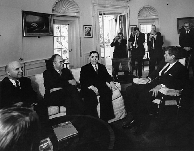 Prezydent Kennedy podczas rozmowy z ministrem spraw zagranicznych ZSRS Andriejem Gromyko w Gabinecie Owalnym (18 października 1962)