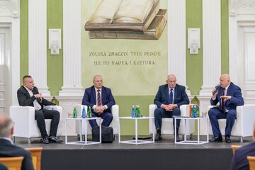 od lewej: Karol Wasilewski, dziennikarz ekonomiczny, Lech Kołakowski, Sekretarz Stanu w&nbsp;Ministerstwie Rolnictwa i&nbsp;Rozwoju Wsi, Waldemar Humięcki, Dyrektor Generalny Krajowego Ośrodka Wsparcia Rolnictwa, Jerzy Wierzbicki, Prezes Polskiego Zrzeszenia Produc