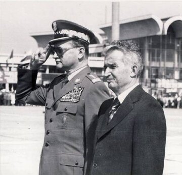 Wojciech Jaruzelski i&nbsp;Nicolae Ceaușescu, l. 80-te. Fot. http://comunismulinromania.ro/arhiva-foto/item/200-politica-externa-xxiii.html