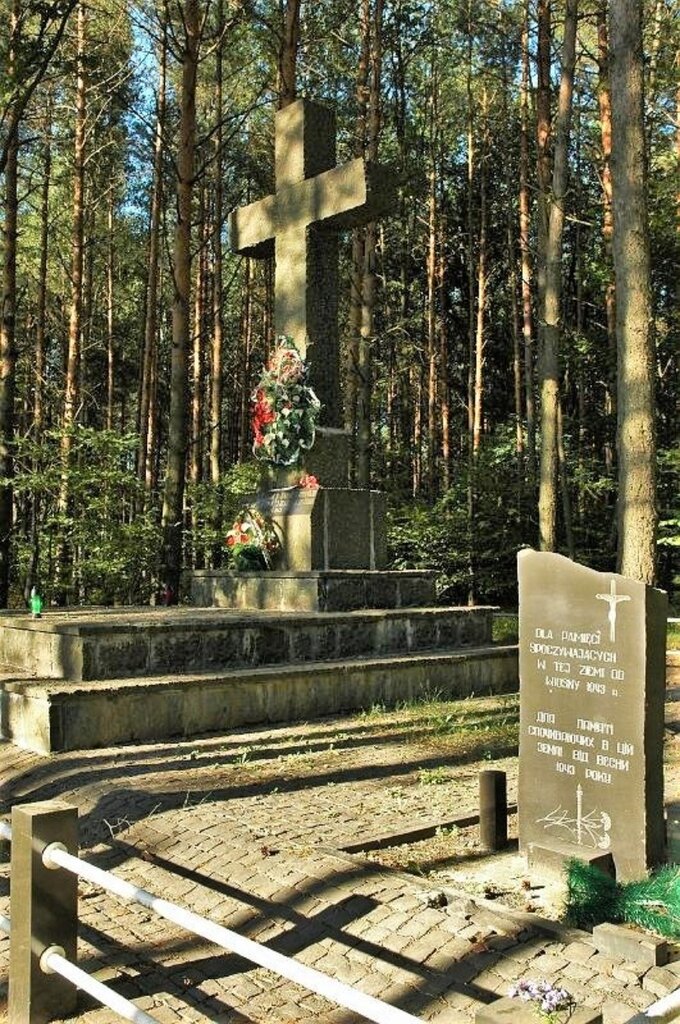 Pomnik Polaków zamordowanych przez UPA w Janowej Dolinie