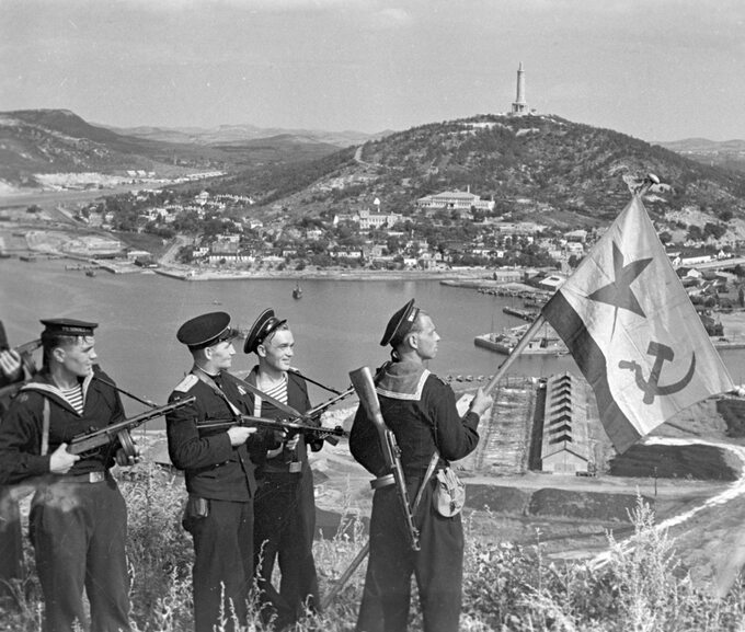 Sowieccy marynarze podnoszą flagę w zdobytym Porcie Artura