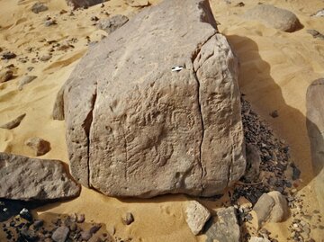 Monumentalna tablica z&nbsp;nazwą miejscowości Wadi el Malik i&nbsp;hieroglifem z&nbsp;okresu predynastycznego