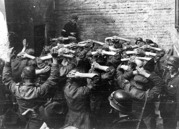 Jeńcy niemieccy wzięci do niewoli po zdobyciu „Dużej PASTy” przy ul. Zielnej 39 (20 sierpnia).